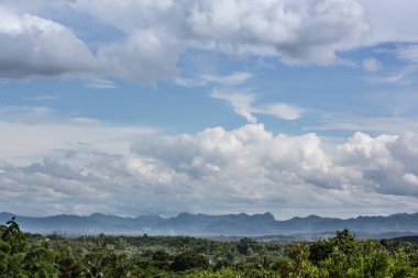 Gökyüzünde süzülen bulutların arka planı.