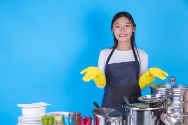 Önünde değişik jestleri olan ve önünde yemek kabı olan güzel bir kadın kavramı..