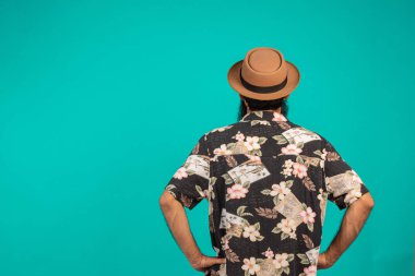 Mavi arka planda şapka takan erkek turistlerin arkasındaki kavram..