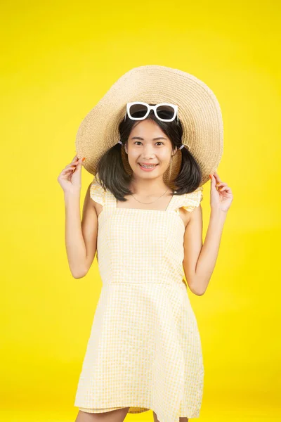 Cheerful Beautiful Woman Wearing Big Hat White Glasses Yellow Background — Foto de Stock