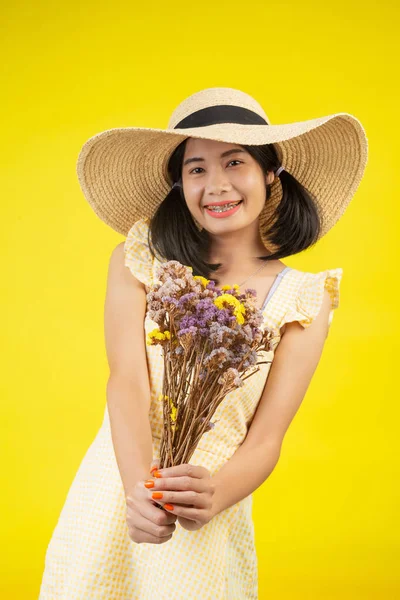 Beautiful Happy Woman Wearing Big Hat Holding Bouquet Dried Flowers — Fotografia de Stock