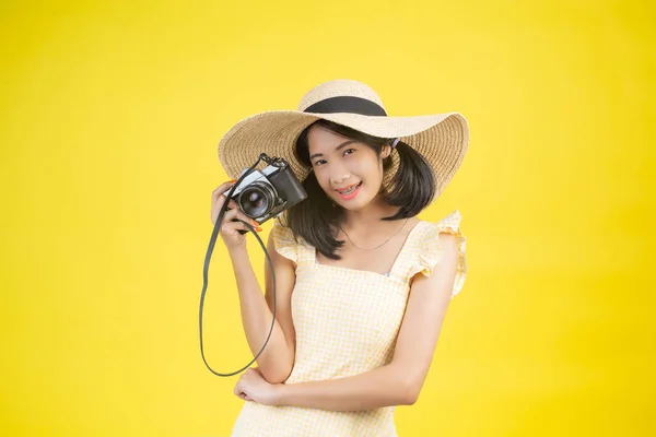 Красивая Счастливая Женщина Большой Шляпе Камерой Жёлтом Фоне — стоковое фото