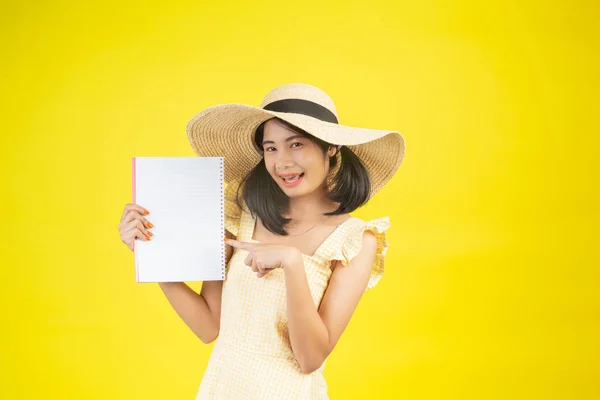 Beautiful Happy Woman Wearing Big Hat Holding White Book Yellow — Foto de Stock