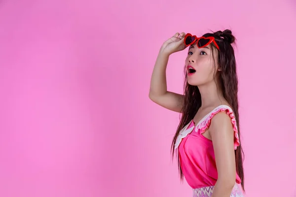 Beautiful Woman Wearing Red Glasses Big Hat Pink Background — 图库照片