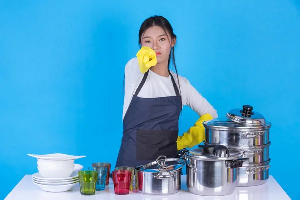 Concept Beautiful Woman Washing Dishes Front Him Blue Background — Fotografia de Stock