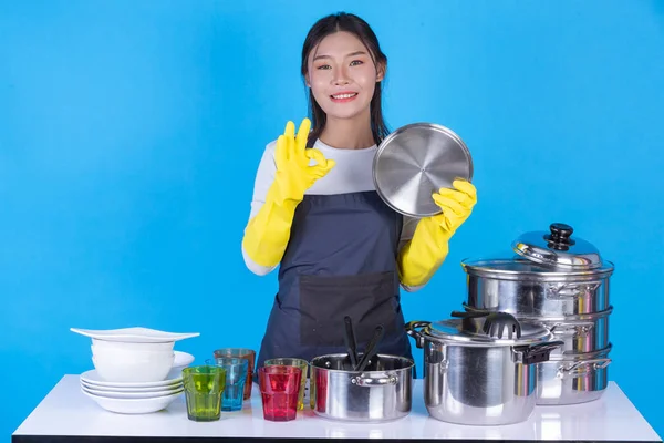 Concept Beautiful Woman Washing Dishes Front Him Blue Background — Fotografia de Stock