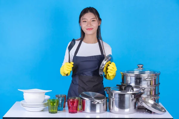 Concept Beautiful Woman Washing Dishes Front Him Blue Background — Fotografia de Stock