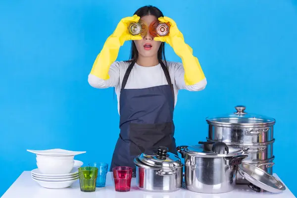 Concept Beautiful Woman Washing Dishes Front Him Blue Background — Foto de Stock