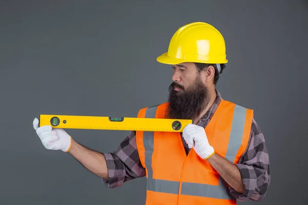 Engineering Man Wearing Yellow Helmet Holding Water Level Meter Gray — Stock Fotó