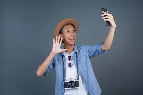 Adolescentes Turistas Carregando Uma Câmera Carregando Telefone Fundo Cinza — Fotografia de Stock