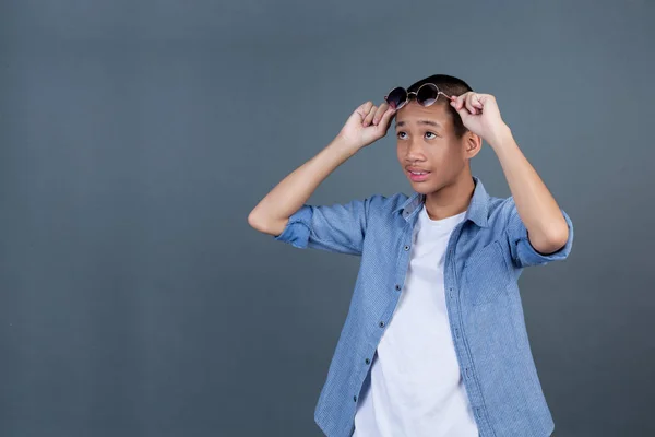 Teenage Tourists Wearing Flat Hat Gray Background — Φωτογραφία Αρχείου