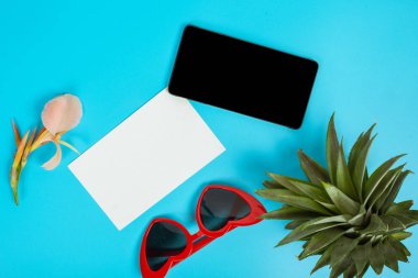 Mavi arkaplana yerleştirilmiş deniz kabukları ile yaz konsepti.