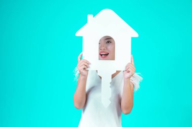 Kız uzun kollu, çiçek desenli beyaz bir gömlek giyiyordu. Evin sembolünü tutuyordu ve mavi arka planda çeşitli jestler yapıyordu..