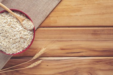 Yulaf ezmesi kahverengi ahşap arka plana yerleştirilir..