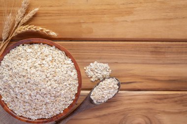 Yulaf ezmesi kahverengi ahşap arka plana yerleştirilir..