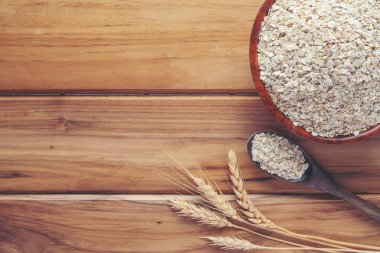 Yulaf ezmesi kahverengi ahşap arka plana yerleştirilir..