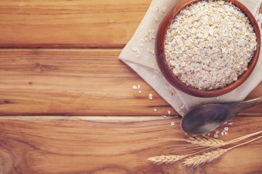 Yulaf ezmesi kahverengi ahşap arka plana yerleştirilir..