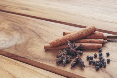 Birçok Çin ilacı açık kahverengi ahşap zeminde bir araya getirilir..