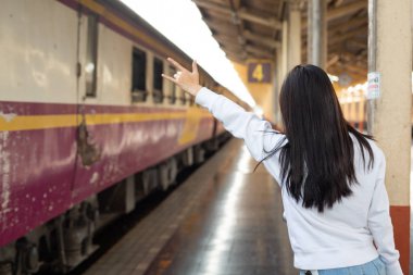 Tren istasyonunda seyahat eden mutlu bayanlar turizm konsepti