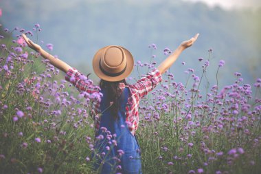 Genç çiftçi bahçedeki çiçeklere hayran..