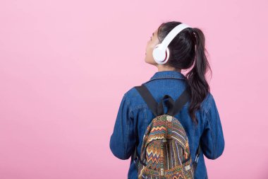 Stüdyoda pembe arka planda bayan turistler var..