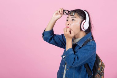 Stüdyoda pembe arka planda bayan turistler var..