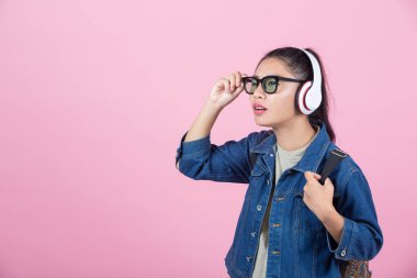 Stüdyoda pembe arka planda bayan turistler var..