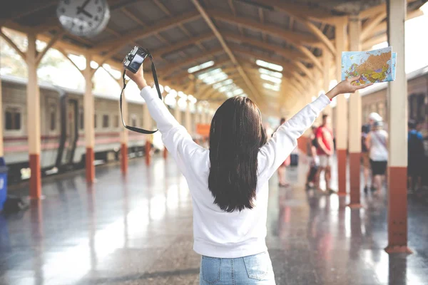 Boldog Nők Képeket Készítenek Miközben Vasútállomáson Utaznak Turisztikai Koncepció — Stock Fotó