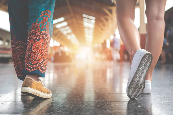 Дві Жінки Ноги Подорожують Вокзалі Концепція Туризму — стокове фото