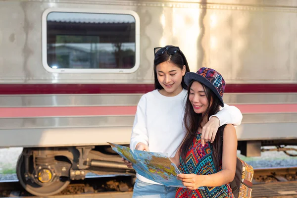 Two Women Holding Map While Waiting Train Tourism Concept — Foto de Stock