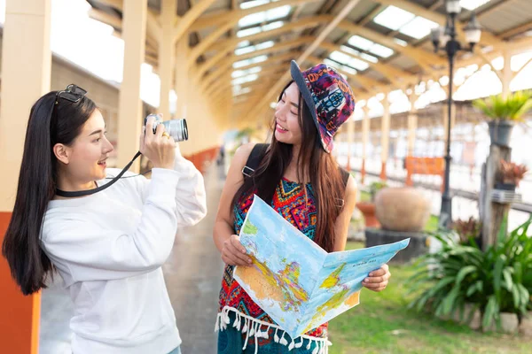 Duas Mulheres Estão Segurando Mapa Enquanto Esperam Pelo Trem Conceito — Fotografia de Stock