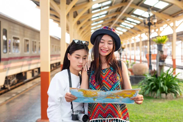 Duas Mulheres Estão Segurando Mapa Enquanto Esperam Pelo Trem Conceito — Fotografia de Stock