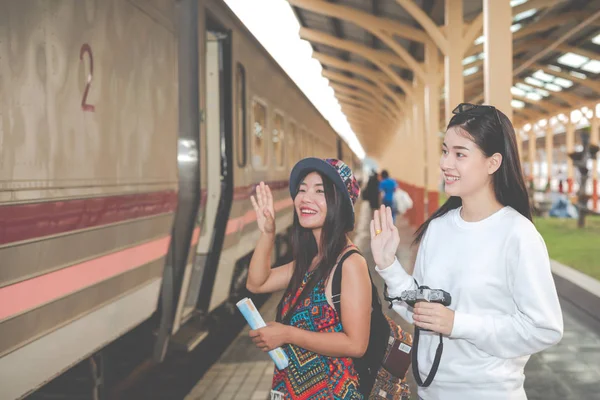 Duas Mulheres Estão Felizes Enquanto Viajam Estação Trem Conceito Turismo — Fotografia de Stock