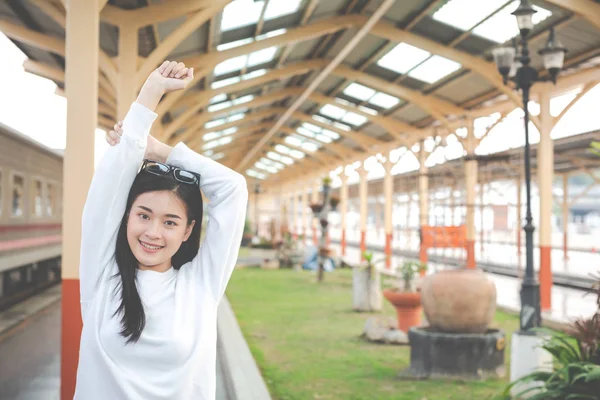 Mulheres Estão Felizes Enquanto Viajam Estação Trem Conceito Turismo — Fotografia de Stock