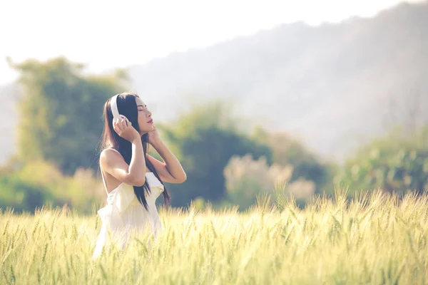 Beautiful Woman Enjoying Music Barley Fields — Stock fotografie