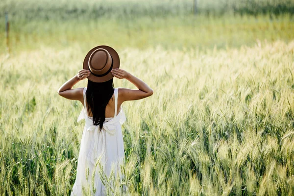 Beautiful Woman Enjoying Barley Fields — Stock Photo, Image