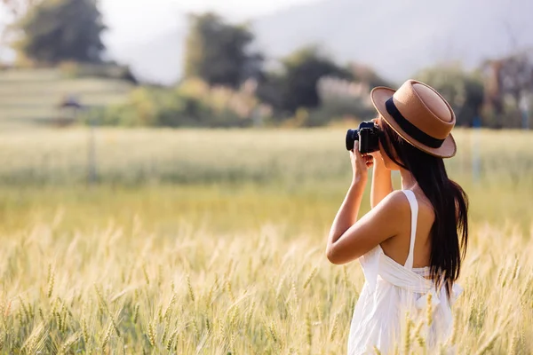 Una Hermosa Mujer Que Disfruta Disparando Campos Cebada — Foto de Stock