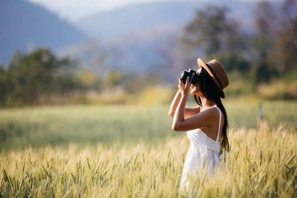 Beautiful Woman Who Enjoys Shooting Barley Fields — 图库照片