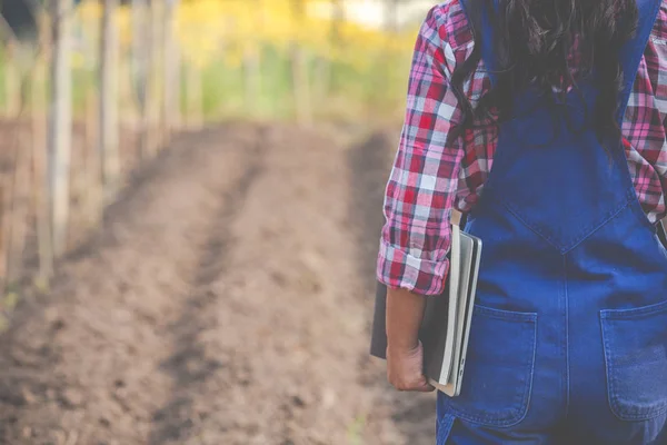 Women Farmers Researching Soil — ストック写真