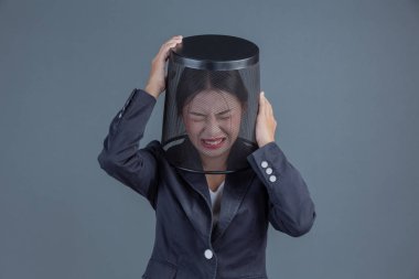 Kafasında siyah bir çöp olan bir iş kadını..