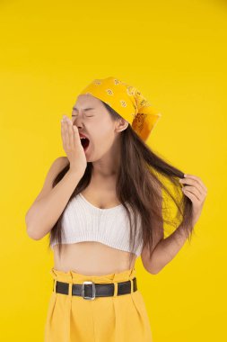 Moda kızı sarı arka planda el hareketi ile süslenir..