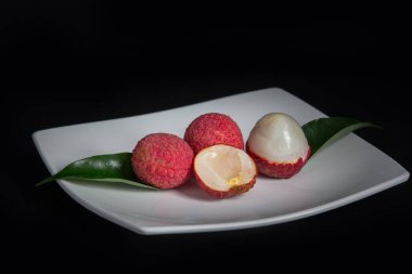 Kırmızı Lychee meyve bir sepet yerleştirilir.