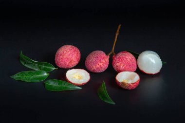 Kırmızı Lychee meyve bir sepet yerleştirilir.