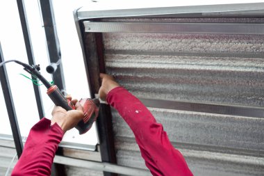 İnşaat işçileri tavanı kuruyor. Yenileme.