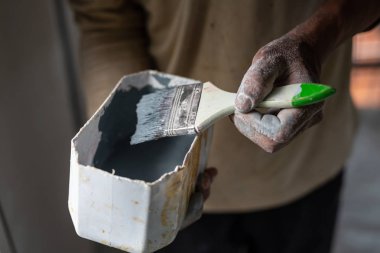 Evde resim yapan ressam.