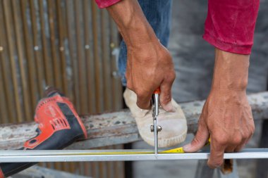 İnşaat işçileri tavanı kuruyor. Yenileme.