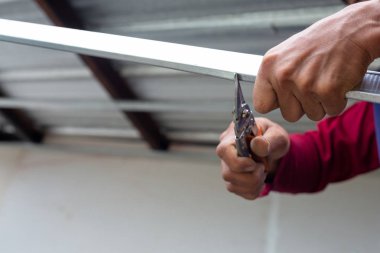 İnşaat işçileri tavanı kuruyor. Yenileme.