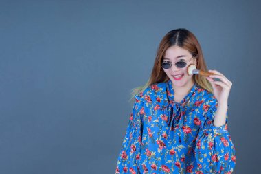 bir fırça tutan kadın.