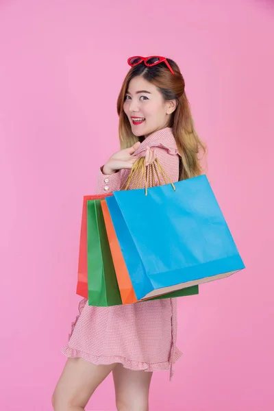 Chica Sostiene Una Bolsa Compras Moda Belleza Sobre Fondo Rosa — Foto de Stock