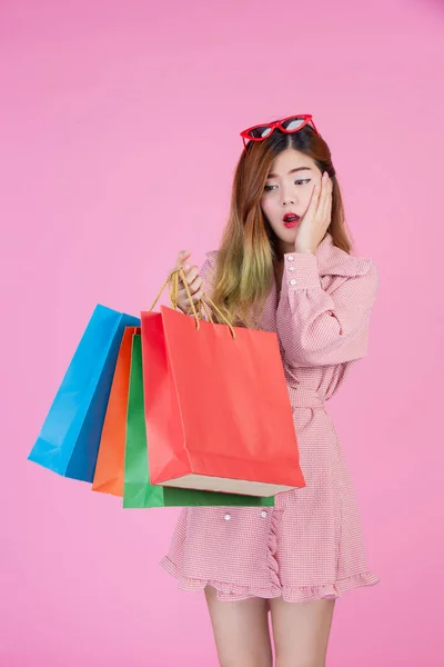 Chica Sostiene Una Bolsa Compras Moda Belleza Sobre Fondo Rosa — Foto de Stock